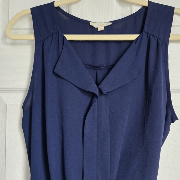 🌷Navy sleeveless dress shirt - Picture 2 of 6